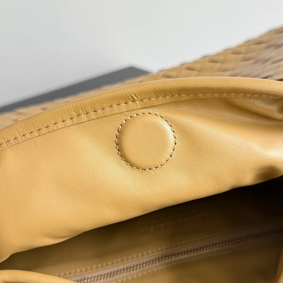 Batch 1960 It seems that this bag from BV has been popular recently ~ The new Hop is really not too beautiful. The whole bag has no seams. The bag body and handles are made of one piece of leather. It reflects the style and essence of Bottega Veneta. It truly represents craftsmanship and creativity. The large size has a very loose and lazy upper body. Big bag lovers will definitely not regret buying it. Style number: 796262 Size: 46*21*10cm